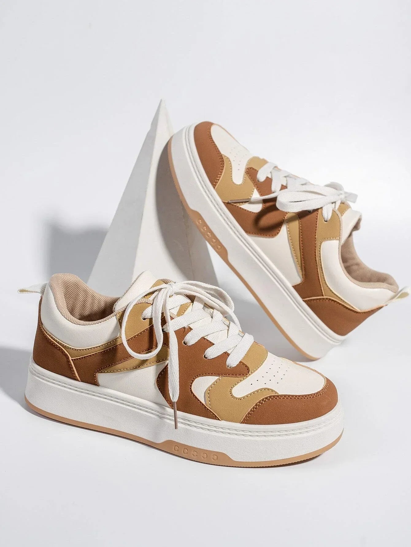 Women Colorblock Lace-Up Front Skate Shoes