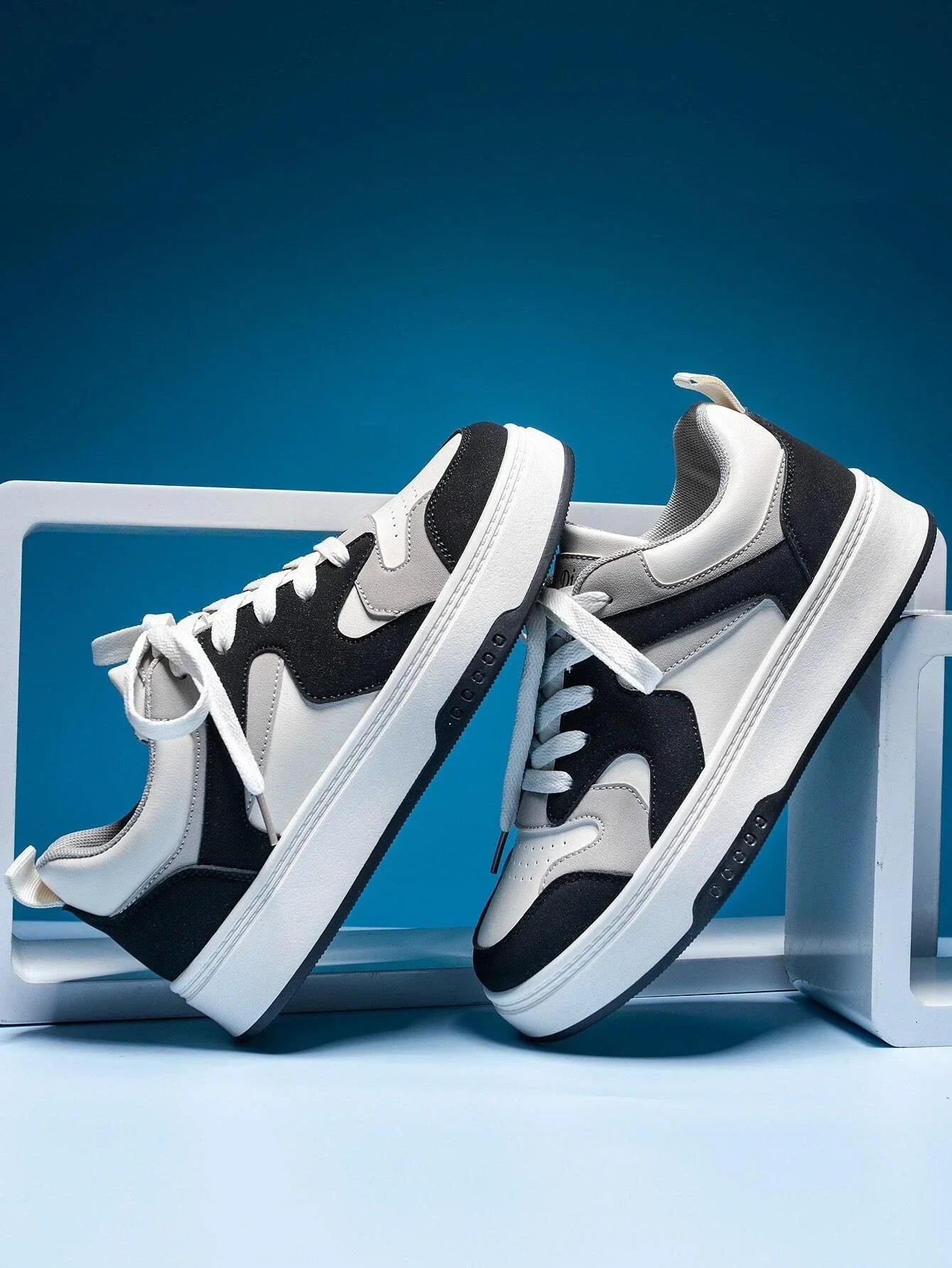Women Colorblock Lace-Up Front Skate Shoes