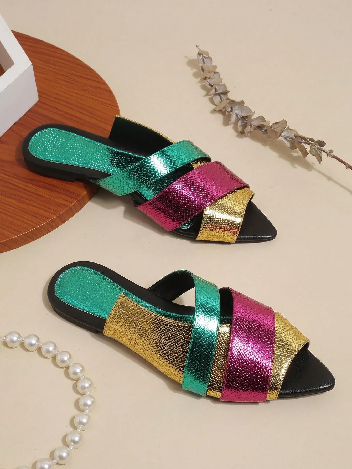 Fashionable Women's Pointed Toe Slippers