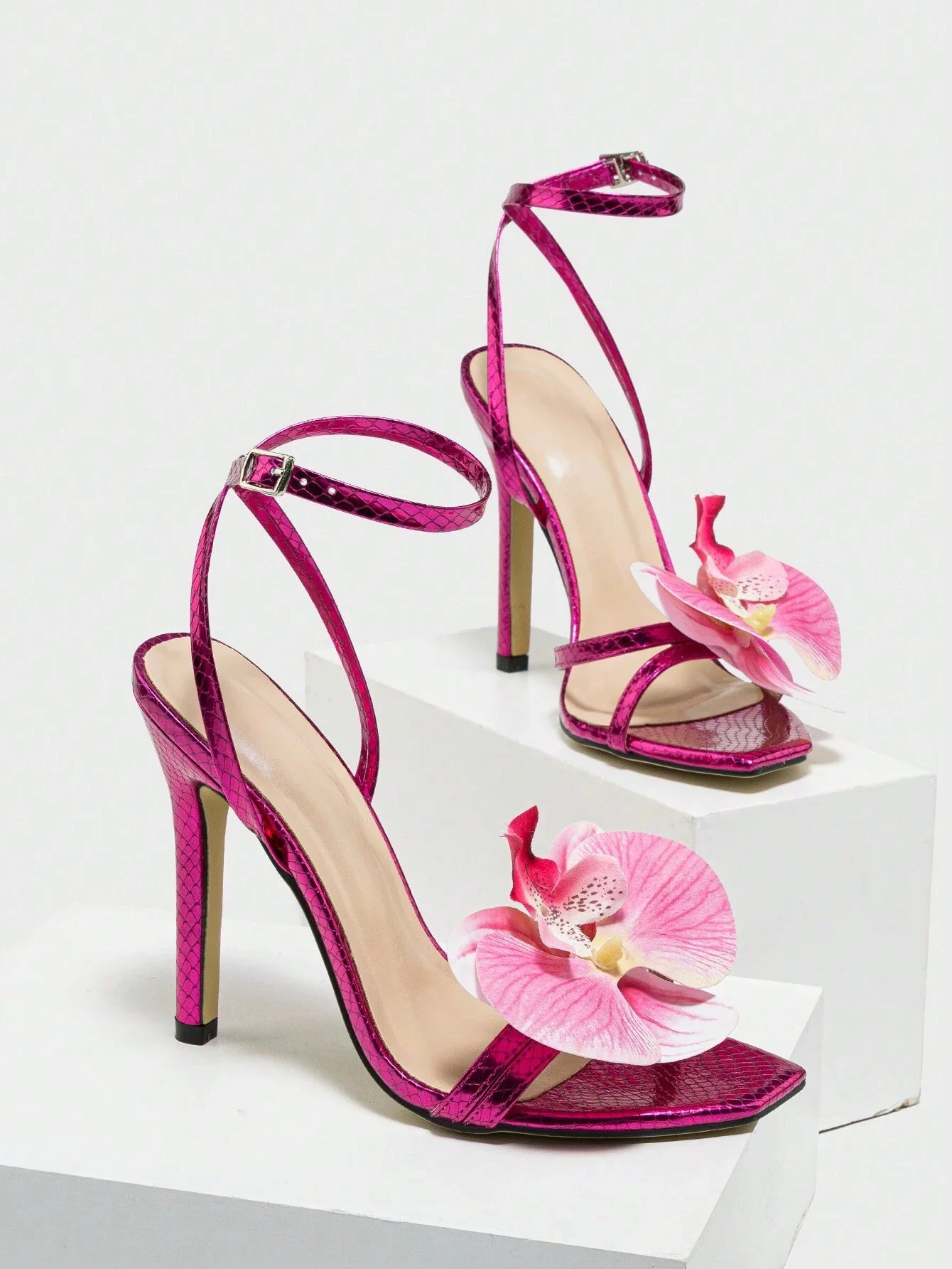 Eye-Catching Lan Flowers Sexy Strappy Elegant Sandals