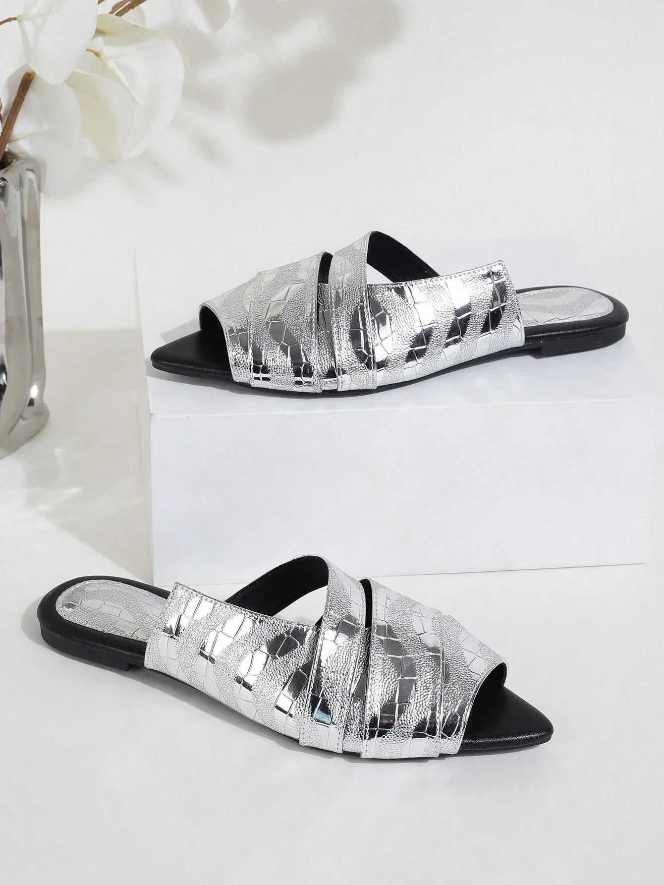 Fashionable Women's Pointed Toe Slippers