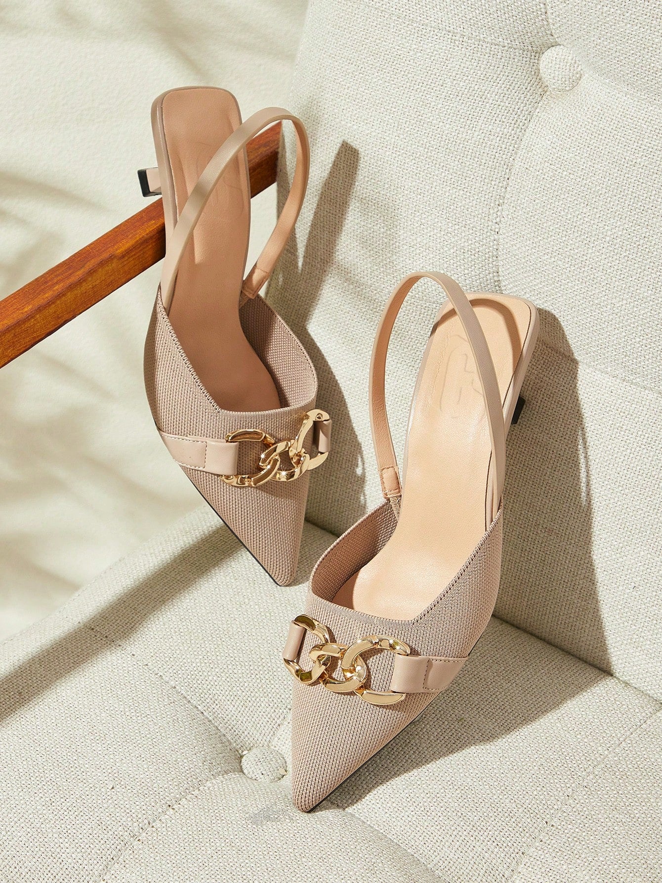 Women's Vintage Floral Print Metal Buckle Chain Design Pointed Toe Strap Kitten Heel Pumps