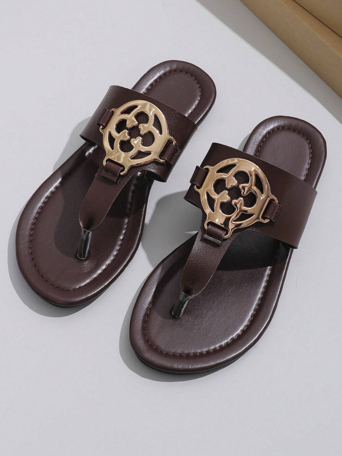 Ladies' Metal Decoration Casual & Fashionable Soft Cushioned Slippers With Toe Post
