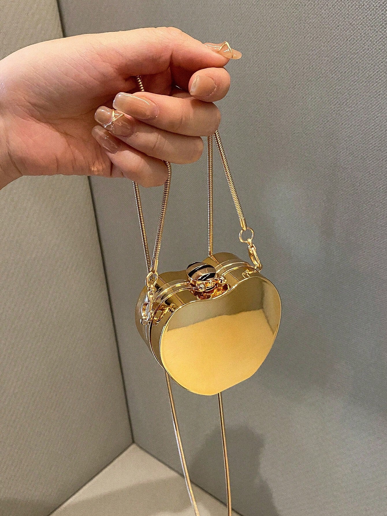 Niche Design Metal Chain Bag